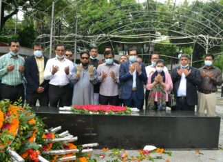 বাফুফের নবনির্বাচিতদের জাতির জনক বঙ্গবন্ধু শেখ মুজিবুর রহমানের প্রতিকৃতিতে পুষ্পস্তবক অর্পণ