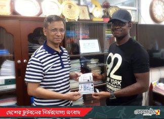 বাংলাদেশী পাসপোর্ট হাতে পেয়েছেন এলিটা!