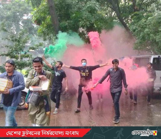 সালাউদ্দিনের নির্বাচন না করার সিদ্ধান্তে আল্ট্রাসের মিষ্টি বিতরণ
