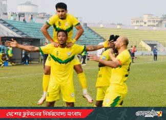 দুই মিনিটের নাটকীয়তায় চ্যাম্পিয়নদের হারালো রহমতগঞ্জ
