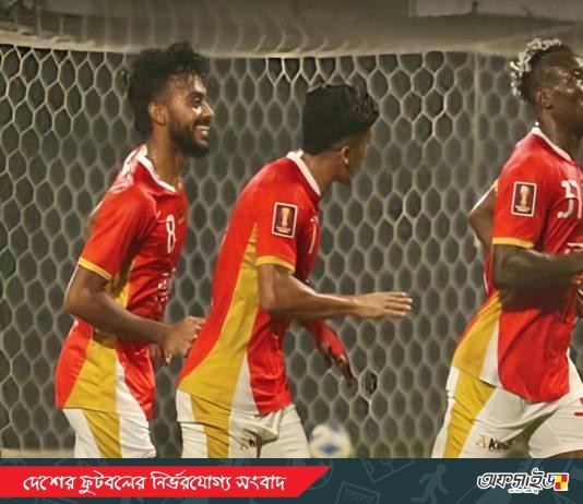 রহমতগঞ্জকে বিধ্বস্ত করে শীর্ষে বসুন্ধরা কিংস