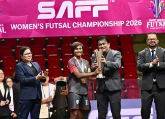 সালাউদ্দিনের হাত থেকে ট্রফি তুলে নিলেন সাবিনা,ছিলেন কিরনও